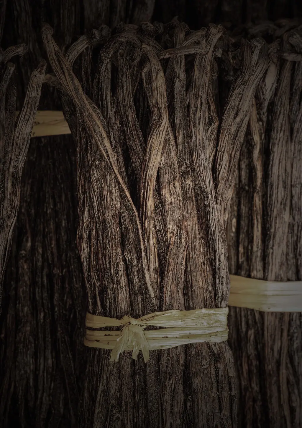 Sun‑dried organic vanilla pods with rich aroma and smooth texture